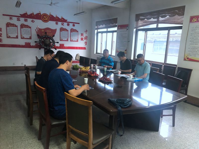 河南的孫總和丁總，濰坊張總來(lái)我廠(chǎng)考察400鏈軌全液壓動(dòng)力頭型鉆機(jī)