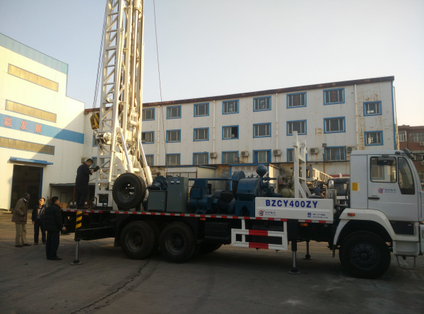 塞內(nèi)加爾外商Mr.Ding先生來(lái)我廠考察訂購(gòu)BZCY400ZY車載式水井鉆機(jī)